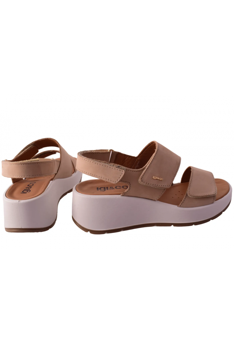 Γυναικεία σανδάλια με πλατιά πλατφόρμα 4 cm σε μπεζ χρώμα με βέλκρο by IGI & CO | 1163322