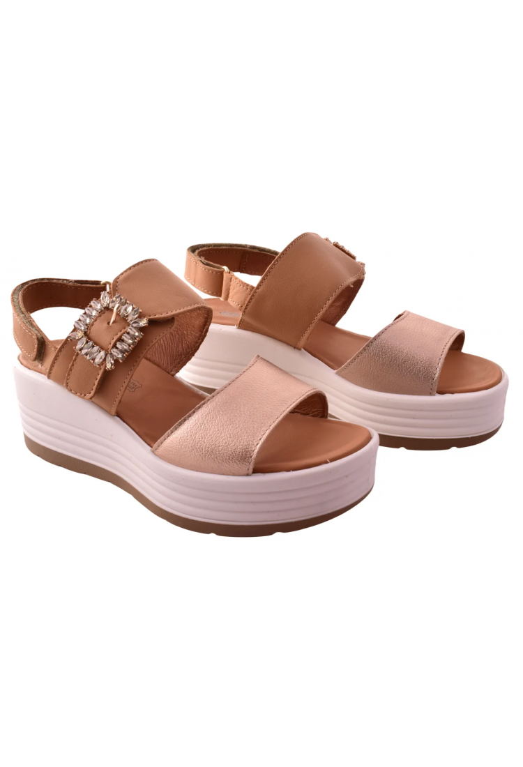 Γυναικεία σανδάλια με πλατιά πλατφόρμα σε μπεζ χρώμα με βέλκρο by IGI & CO | 1164511