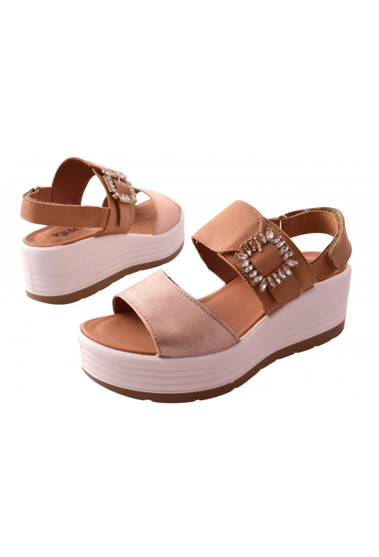 Γυναικεία σανδάλια με πλατιά πλατφόρμα σε μπεζ χρώμα με βέλκρο by IGI & CO | 1164511