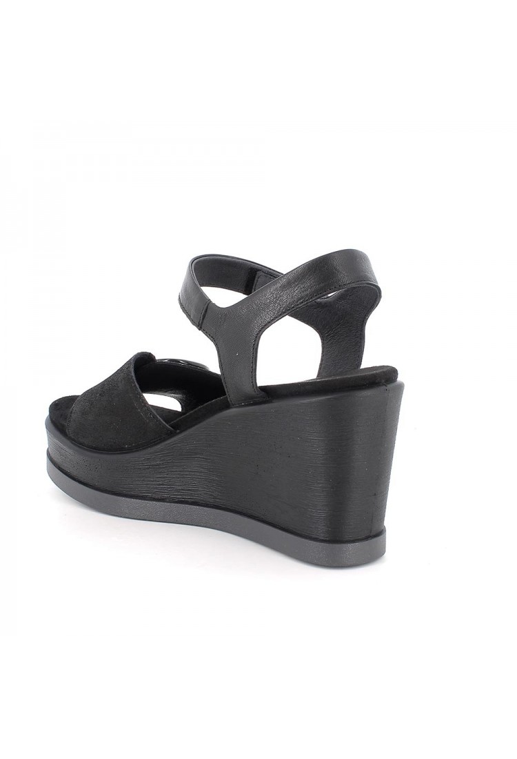 Γυναικεία σανδάλια με πλατιά πλατφόρμα σε μαύρο χρώμα με βέλκρο by IGI & CO | 1173000