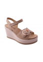 Γυναικεία σανδάλια με πλατιά πλατφόρμα σε μπεζ χρώμα με βέλκρο by IGI & CO | 1173022